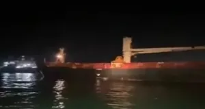 Ahırkapı’da yük gemisi karaya oturdu