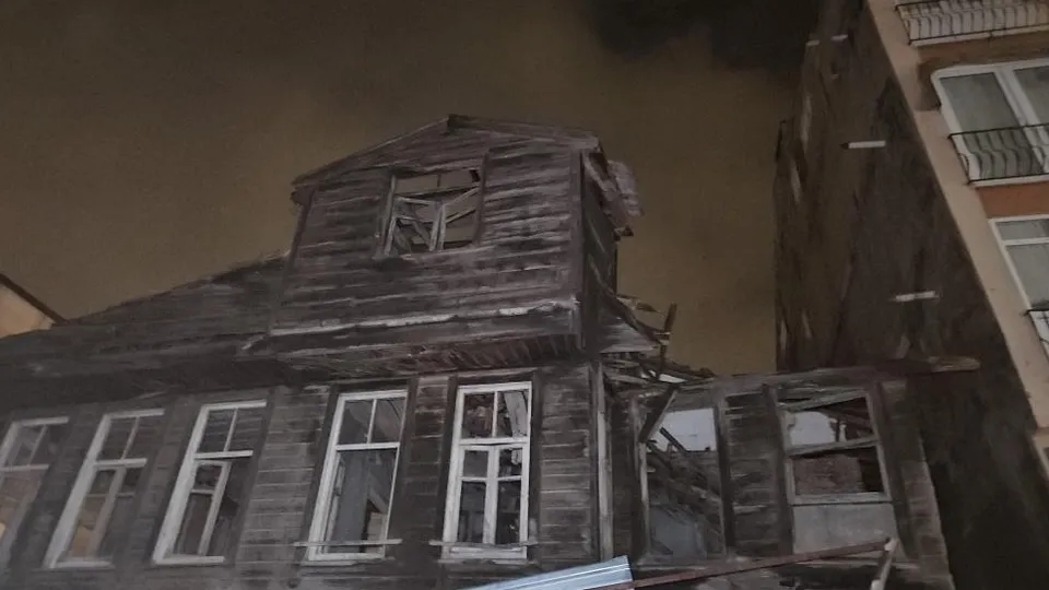 Beyoğlu’nda fırtına nedeniyle bina çöktü