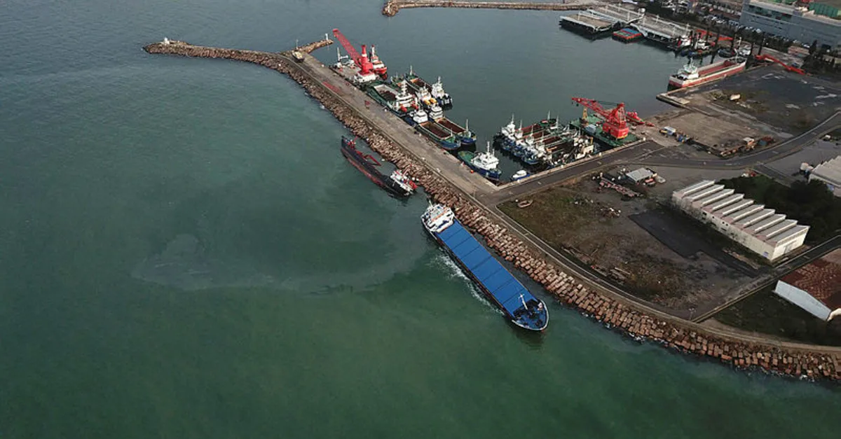 Tuzla'da çarpışan gemiler yan yattı | VİDEO