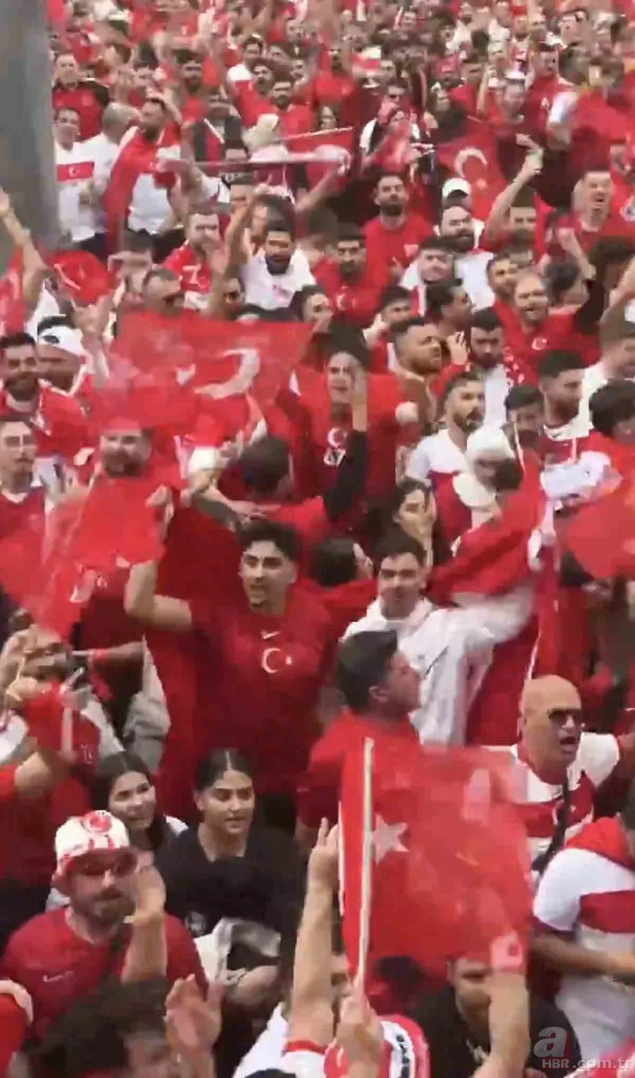 Yer gök kırmızı beyaz! Hamburg sokakları tezahürat sesleri ile inledi | Taraftarlarımızdan millilere büyük destek 8