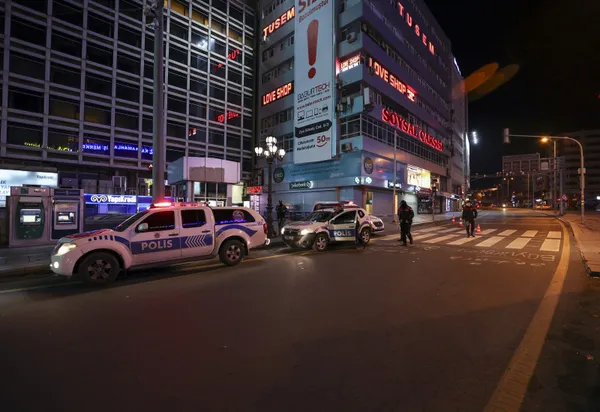 1608122938707.jpg Ankara'da akılalmaz olay! Kısıtlamaları 'halay çekerek' deldiler - 4