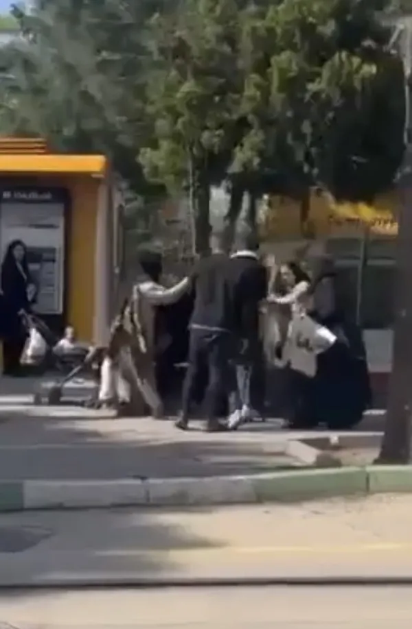 bursada-dilenciler-birbirilerine-tekme-tokat-saldirdi-saniye-saniye-kaydedilen-kavganin-sebebi-saskina-cevirdi-1650524217952.jpg Bursa’da dilenciler birbirilerine tekme tokat saldırdı! Saniye saniye kaydedilen kavganın sebebi şaşkına çevirdi - 2