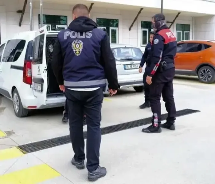 sehit-polis-mehmet-tozuna-sosyal-medyada-hakaret-ettiler-o-2-kisi-gozaltinda-1733844628406.jpeg Şehit polis Mehmet Tozun'a sosyal medyadan hakaret ettiler! 2 kişi gözaltında... - 1