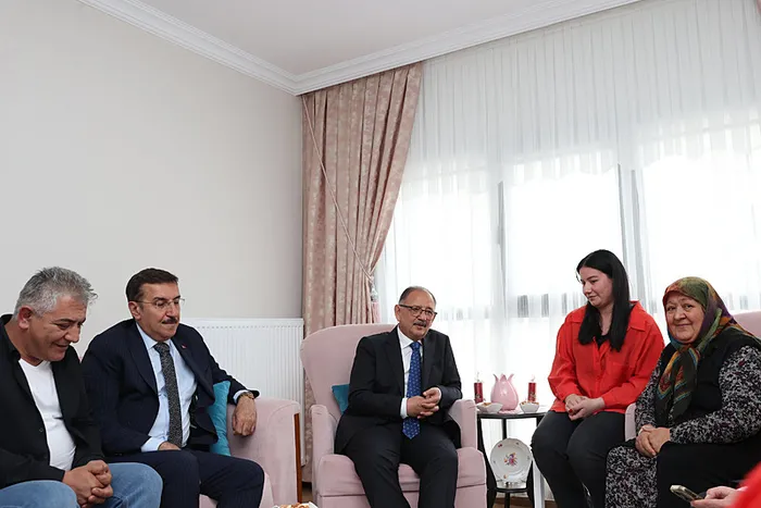 Bakan Özhaseki Malatya’da depremzede aileyi yeni evinde ziyaret etti! Allah razı olsun! Canla başla çalışıyorsunuz