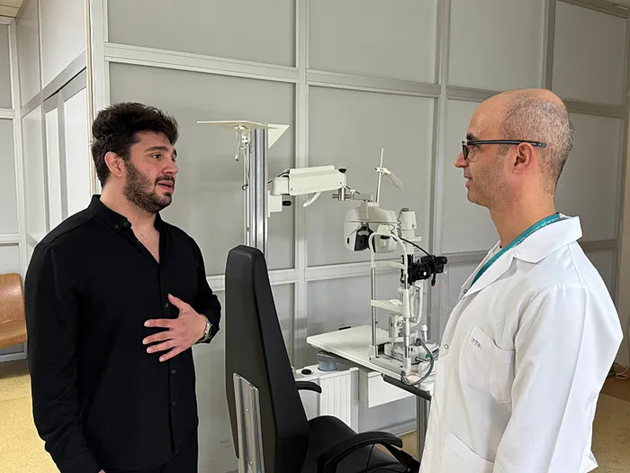 ʺKedilerin ısırması, tırmalaması veya açık bir yaraya temas etmesi sonucu bulaşabilir.ʺ (AA)