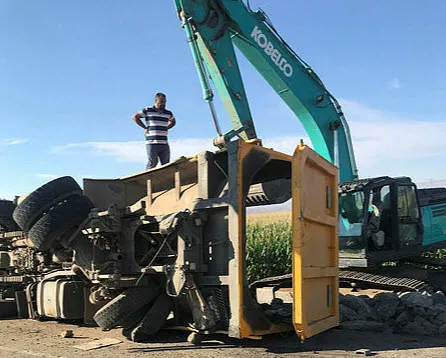 Son dakika: Diyarbakır'da TIR ile minibüs çarpıştı: 1 kişi öldü 19 kişi yaralandı - 2