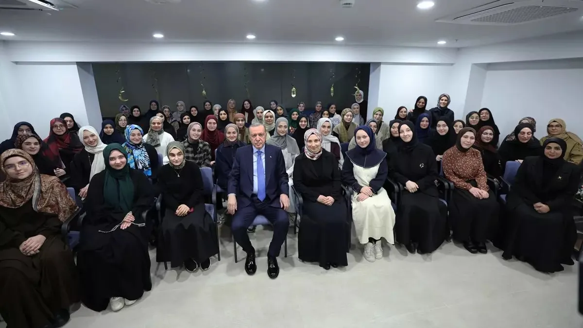 Başkan Erdoğan’dan Üsküdar’da samimi buluşma! İftarın ardından gençlerle bir araya geldi