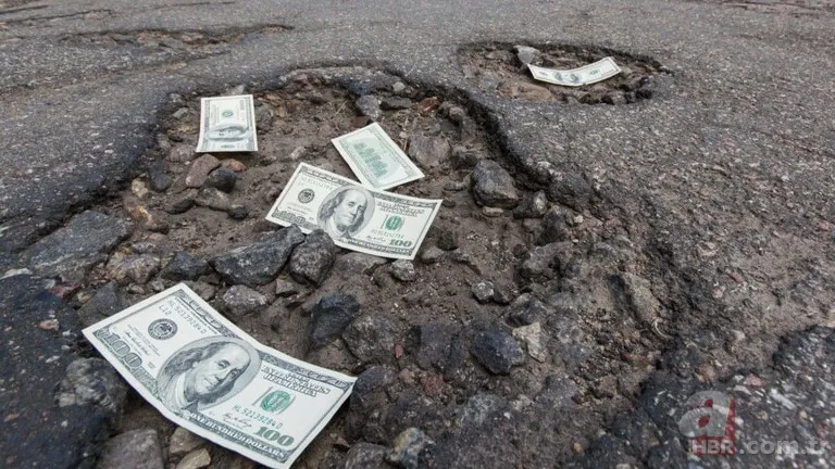 Yola saçılan paraları toplamak için birbirleriyle yarıştılar 1