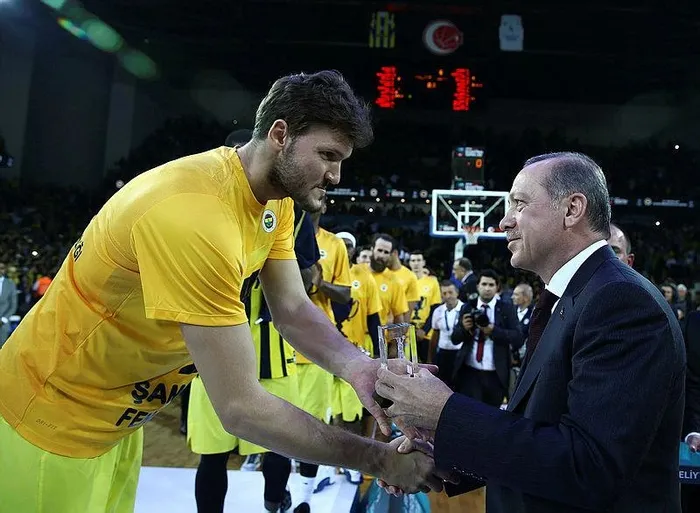 milli-basketbolcu-baris-hersek-dolandirildi-kiralik-arac-yalaniyla-vurgun-1721972695045.jpeg Milli basketbolcu Barış Hersek dolandırıldı! Kiralık araç yalanıyla vurgun - 2