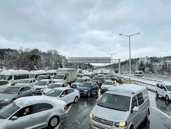 İstanbul’da kar esareti: Yollar trafiğe açıldı uçuşlar başladı! | Dakika dakika gelişmeler...