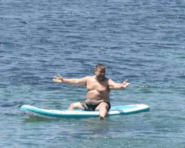 bulent-serttasin-sorfle-imtihani-dustu-kalkti-yilmadi-1659612406970.jpeg Bülent Serttaş'ın sörfle imtihanı! Düştü kalktı yılmadı - 3