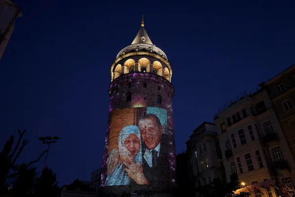 Galata Kulesi'nde ''Anneler Günü''ne özel kareler! Mustafa Kemal Atatürk ve Başkan Erdoğan detayı - 2