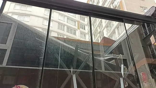 İstanbul’da 6. kattan atlayan adam öldü! O anlar kameraya yansıdı - 3