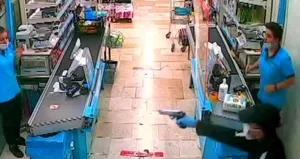 Maskeyle içeri daldı! Markette büyük panik