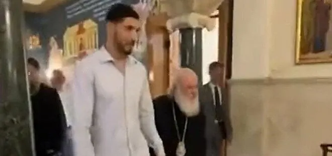 FETO’nun manevi oğlu Enes Kanter Yunan bayrağından sonra Atina Başpiskoposu’nun eline sarıldı!