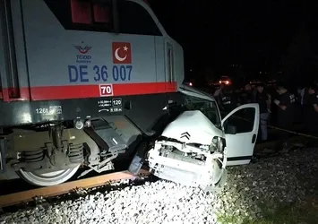 Uşak'ta feci kaza! Tren otomobile çarptı