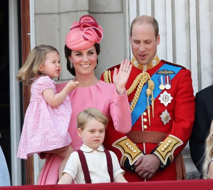 Prens William ve Kate Middleton’ın kızı Prenses Charlotte’den kalabalığa şaşırtan hareket