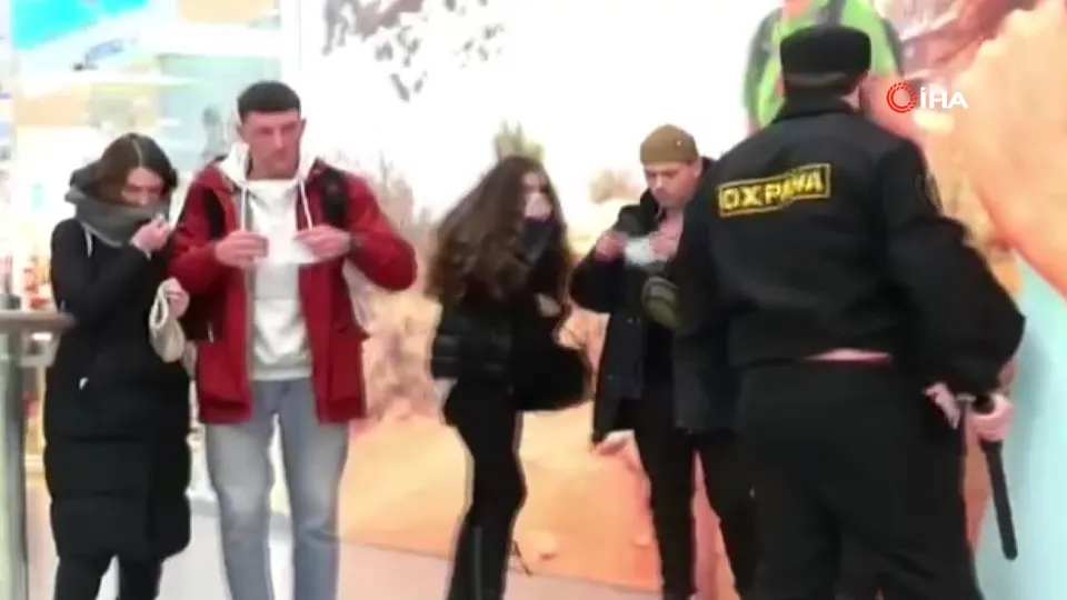 Maske takmayana dayak! Neye uğradıklarını şaşırdılar
