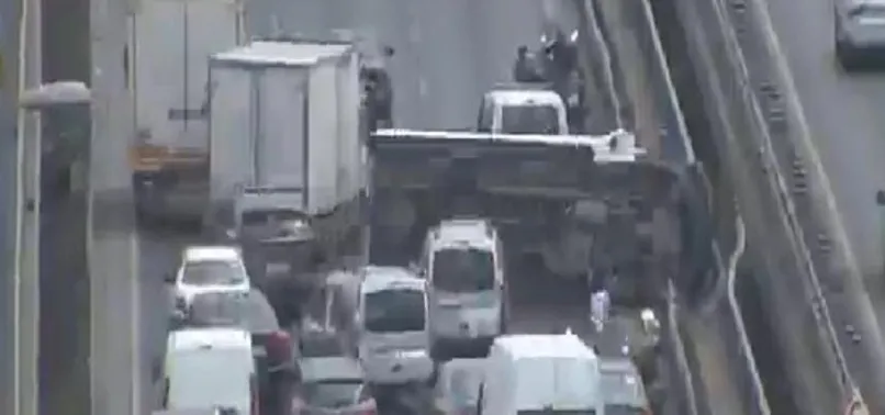 E-5'teki kaza İstanbul trafiğini kilitledi