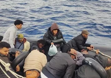Yunanistan'ın ittiği 24 düzensiz göçmen kurtarıldı!