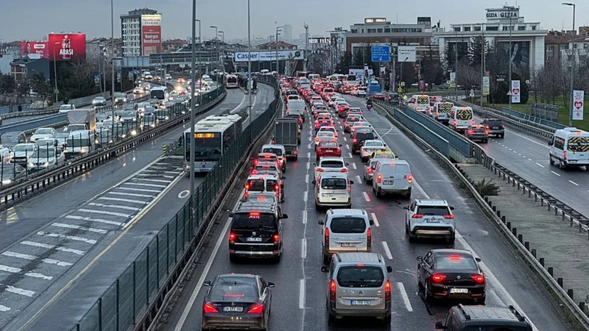 İstanbul’da mesai çıkışı kabusu: Trafik yoğunluğu yüzde 90'a ulaştı