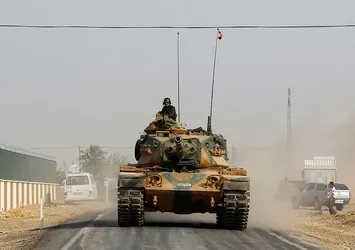 Tanklar ve iş makinaları Suriye sınırından içeri girdi