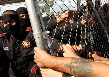 Meksika'da mahkumlar silahlı kavga çıkarttı