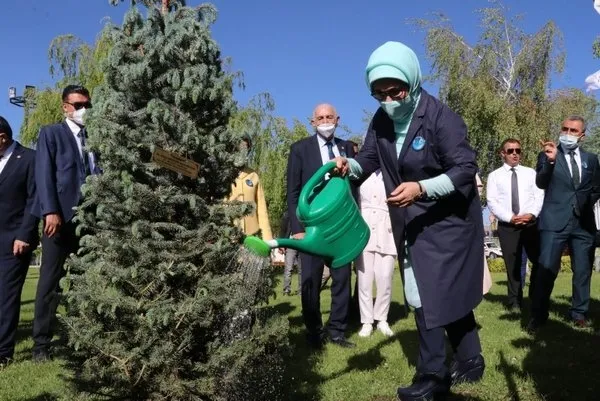 sabah-yazari-mahmut-ovur-kaleme-aldi-cevrenin-first-ladysi-1622964769452.jpg Sabah yazarı Mahmut Övür kaleme aldı: Çevrenin First Lady’si - 1
