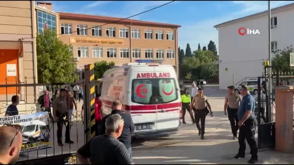 manisa-turgutluda-inci-uzmez-mesleki-ve-teknik-anadolu-lisesi-onunde-silahli-saldiri-yaralilar-var-1790056631461.jpeg Manisa Turgutlu'da İnci Üzmez Mesleki ve Teknik Anadolu Lisesi önünde silahlı saldırı! Yaralılar var - 2