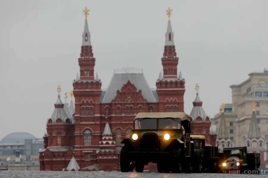 Rusya'dan renkli görüntüler! 'Sovyet askerleri' Kızıl Meydan'da... 15
