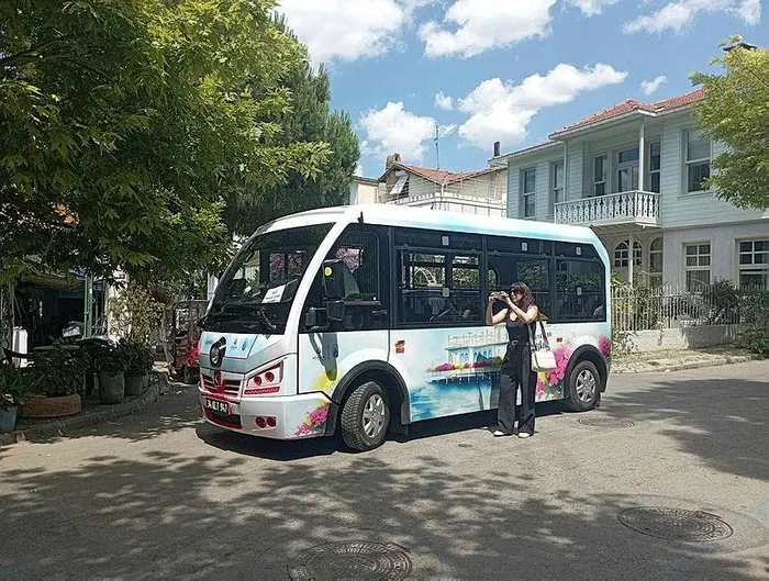 adalarda-iettye-minibus-tepkisi-suruyor-1718721658463.jpeg Adalar'da minibüs tepkisi sürüyor! "İBB verdiği sözde durmadı" | İBB'den açıklama gecikmedi - 1