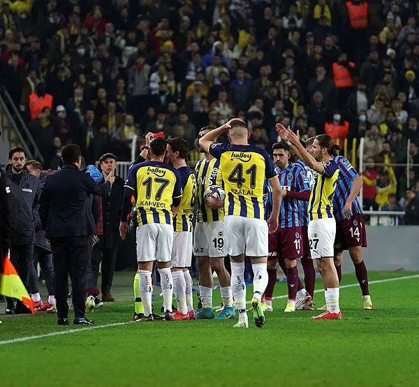 son-dakika-irfan-can-kahveci-fenerbahce-formasiyla-ilk-kirmizi-kartini-gordu-1646585386551.jpg Son dakika: İrfan Can Kahveci Fenerbahçe formasıyla ilk kırmızı kartını gördü - 2