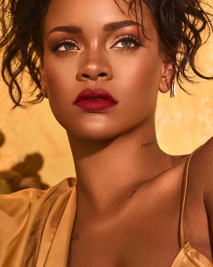 Rihanna çıkardığı ’Fenty Beauty’ markasıyla satış rekorları kırdı
