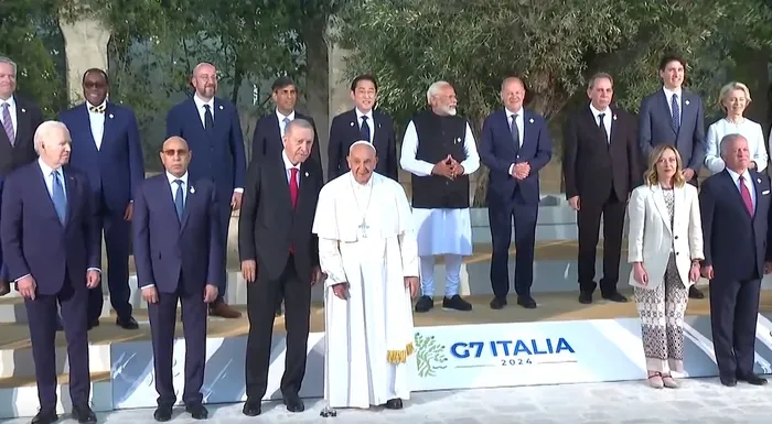 g7-zirvesinde-papadan-liderlere-dikkat-ceken-uyari-yapay-zekayi-isaret-etti-1718393691590.jpg G7 Zirvesi'nde Papa'dan liderlere dikkat çeken uyarı! Yapay zekayı işaret etti - 2