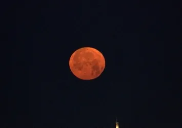 Yazın habercisi Çilek Dolunayı 18 yıl sonra İstanbul'da görüntülendi