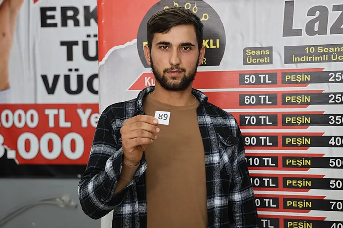 Banka sırası değil tıraş kuyruğu! Yoğunluk giderek artıyor - 5