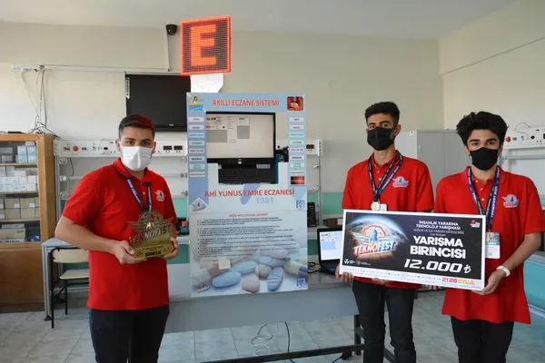 Liseli öğrenciler geliştirdi! ‘Akıllı Eczane Sistemi’ ne yoğun ilgi