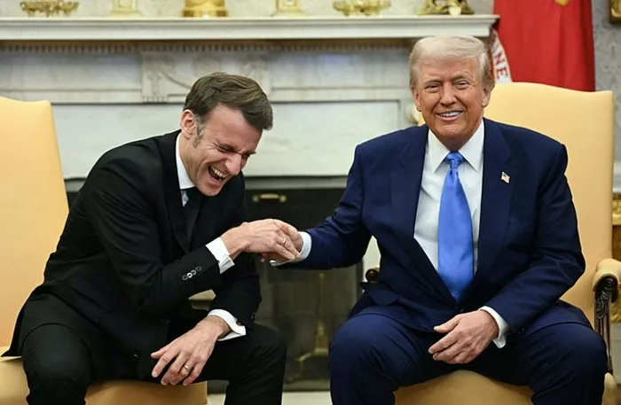 trump-ve-macron-gorusmesinden-ilginc-kare-ikilinin-el-sikismasi-gundem-oldu-1740467241572.jpg Foto: AFP