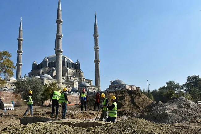 selimiye-camiinin-cevre-duzenlemesinde-roma-donemine-ait-aile-mezari-bulundu-1634989578290.jpg Selimiye Camii'nin çevre düzenlemesinde Roma dönemine ait aile mezarı bulundu - 1
