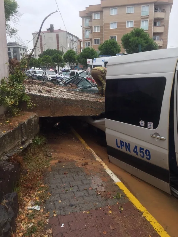 Son dakika | Pendik'te kuvvetli yağış feci bir kazaya neden oldu! - 1