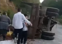 Düzce'de köy yolunda feci kaza: Kontrolden çıkan römork devrildi