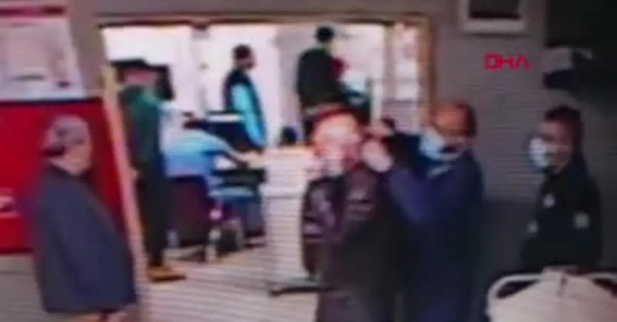 Bursa'da hastanede koronavirüs paniği! Herkese maske dağıtıldı |Video
