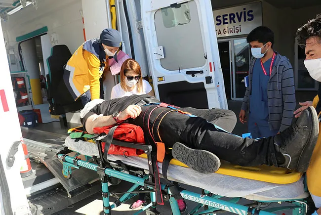 Erzincan'da yolcu otobüsü devrildi: 19 kişi yaralı - 2