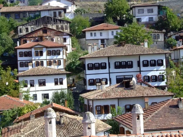 ilber-hoca-turkiyenin-italyasi-dedi-ilce-doldu-tasti-turistler-akin-akin-geliyor-1709464417132.jpg İlber Hoca Türkiye'nin İtalya'sı dedi, ilçe doldu taştı! Turistler akın akın geliyor - 4