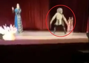 Sahnede öldü herkes gösteri sandı