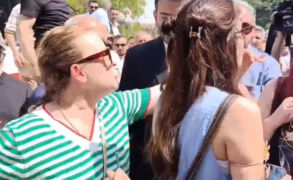 chpde-gerilim-sokaga-tasti-iki-kadin-birbirine-girdi-hain-kalles-1781008553961.jpeg CHP'de gerilim sokağa taştı! İki kadın birbirine girdi: Hain kalleş! - 4
