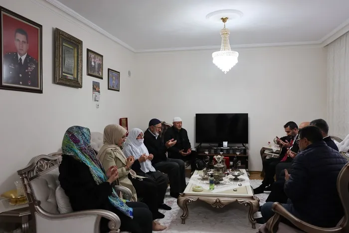 turkiyenin-en-genc-belediye-baskanindan-sehit-ailesine-anlamli-ziyaret-1710775004162.jpg