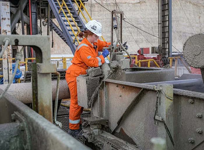 gabarda-gunluk-petrol-uretimi-80-bin-varile-ulasti-1742549254385.jpeg Şırnak'taki Gabar Dağı eteklerinde yürütülen petrol üretim tesisi (AA)