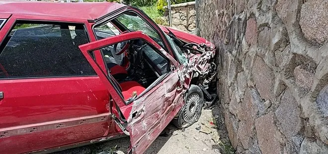 Gümüşhane'de otomobil duvara çarptı: 2 yaralı