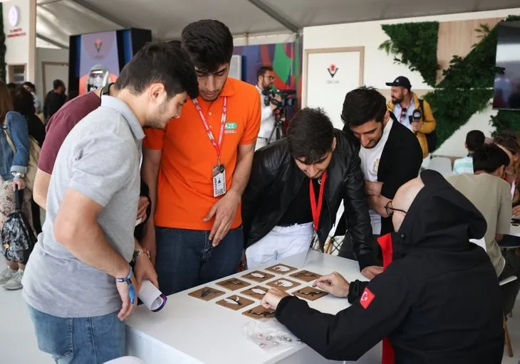 Bakü semalarında hilal ve yıldız! Teknofest'te nefesleri kesen gösteri